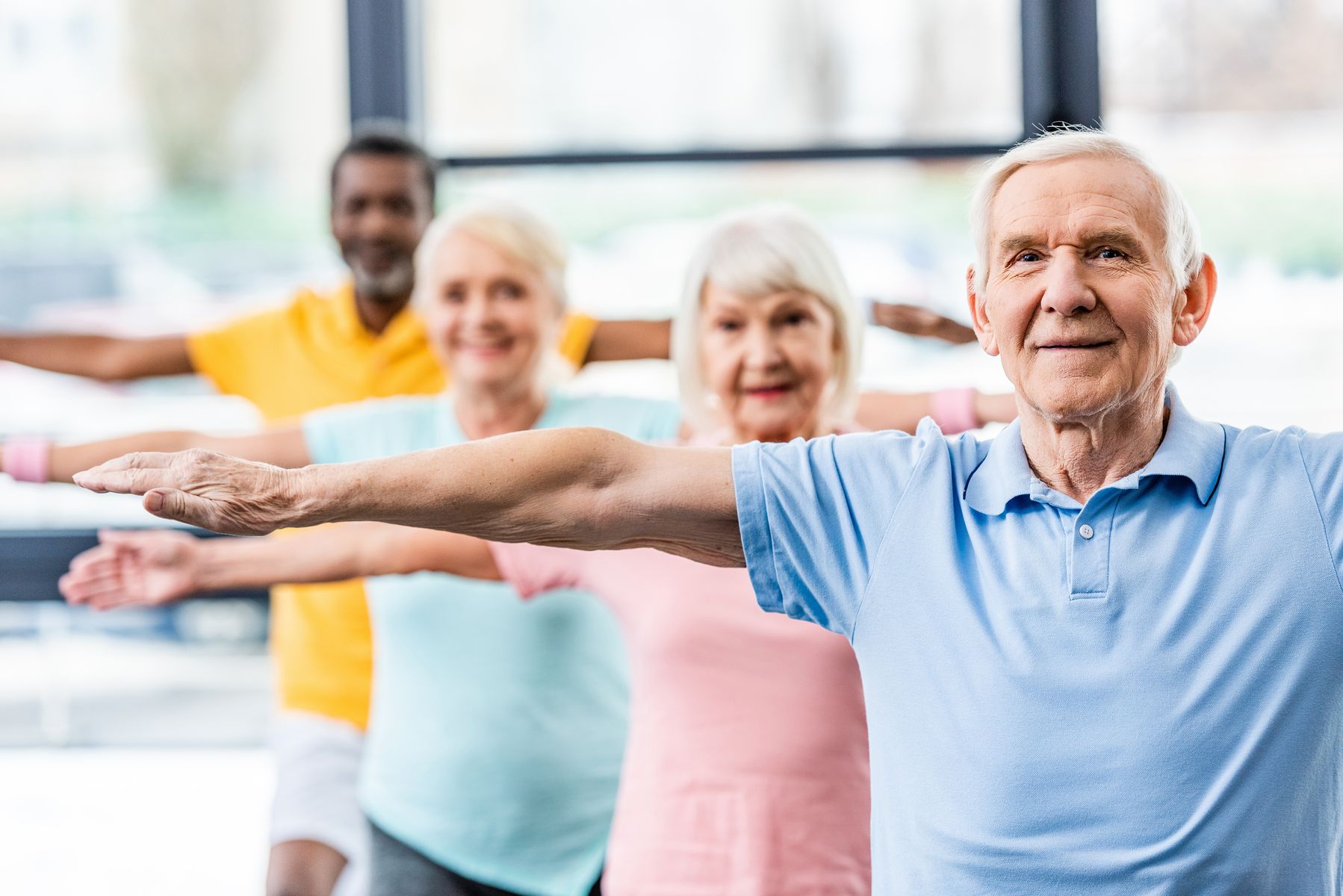 Seniors lors d'une séance de yoga pour lutter contre la démence