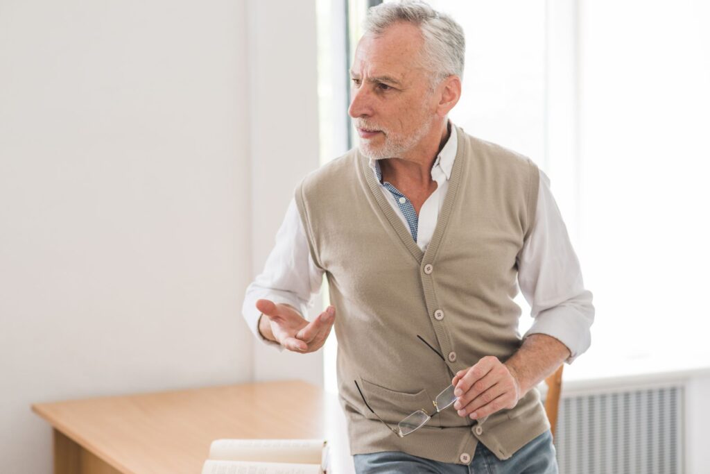 senior atteint de rigidité musculaire, un symptôme de la maladie de Parkinson