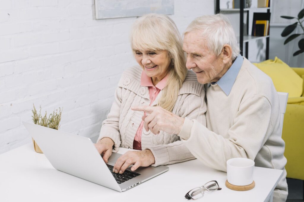 couple de seniors découvrant les aides en uvp