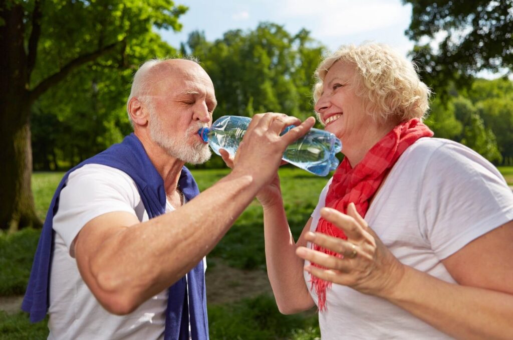 s'hydrater plus après le sport à 60 ans 