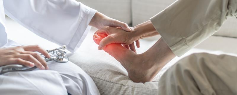 Médecin examinant le pied diabétique d'un patient.