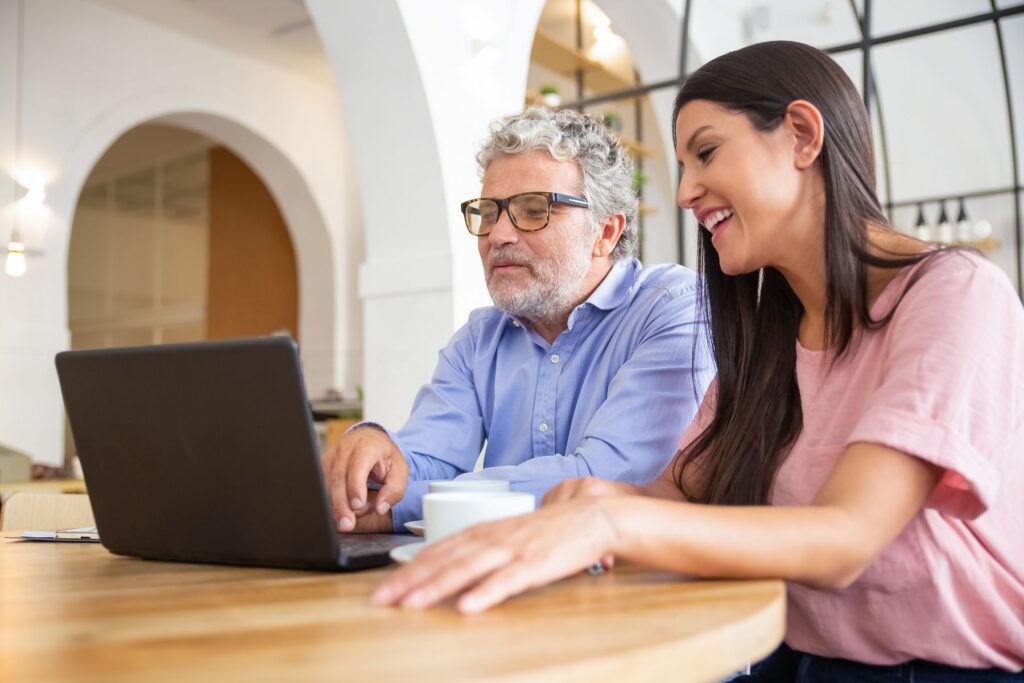 senior utilisant les nouvelles technologies pour communiquer avec ses proches à distance