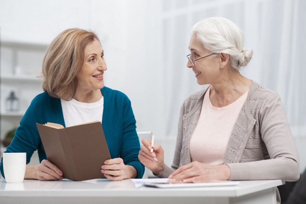 senior faisant la liste de ses besoins en maison de retraite