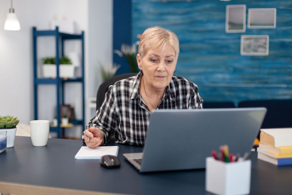 femme senior découvrant son plan d'aide APA