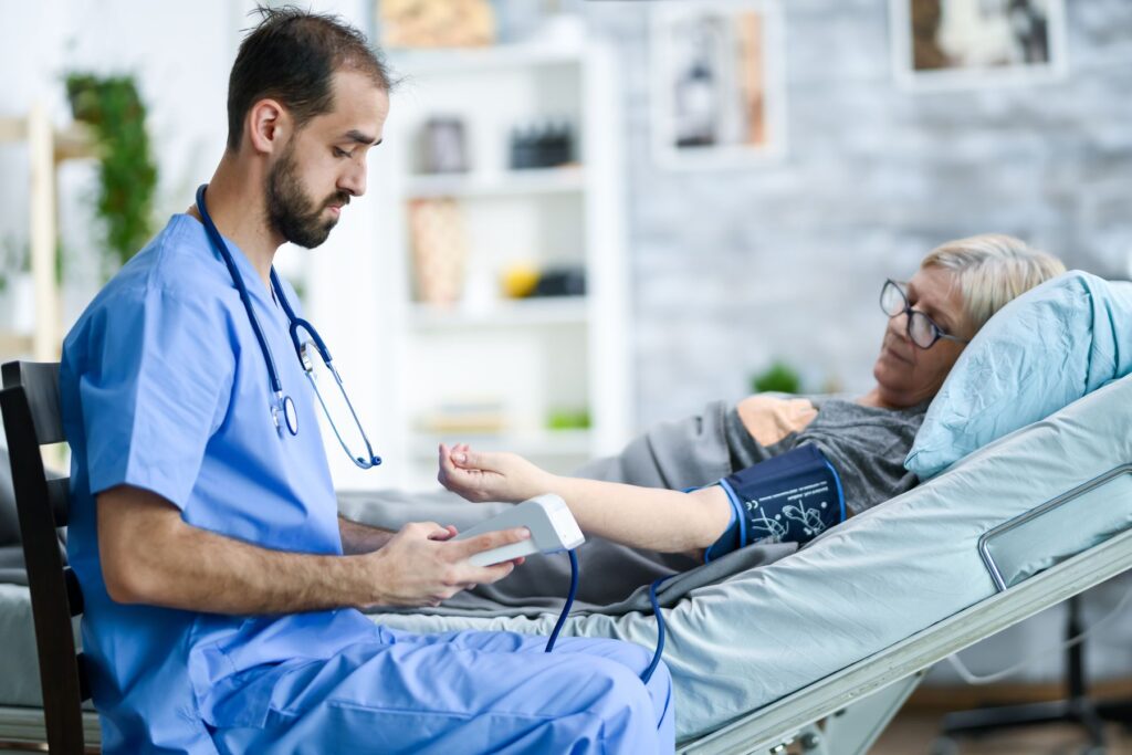 femme senior dans un lit médicalisé recevant des soins spécialisés