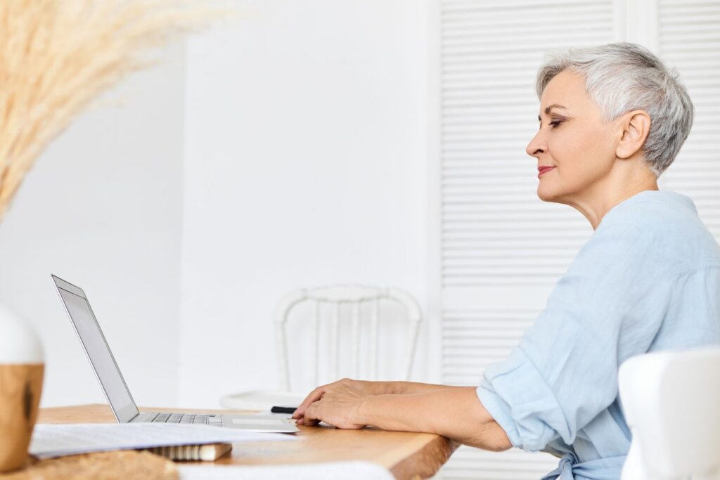 femme senior suivant le processus d'admission en maison de retraite