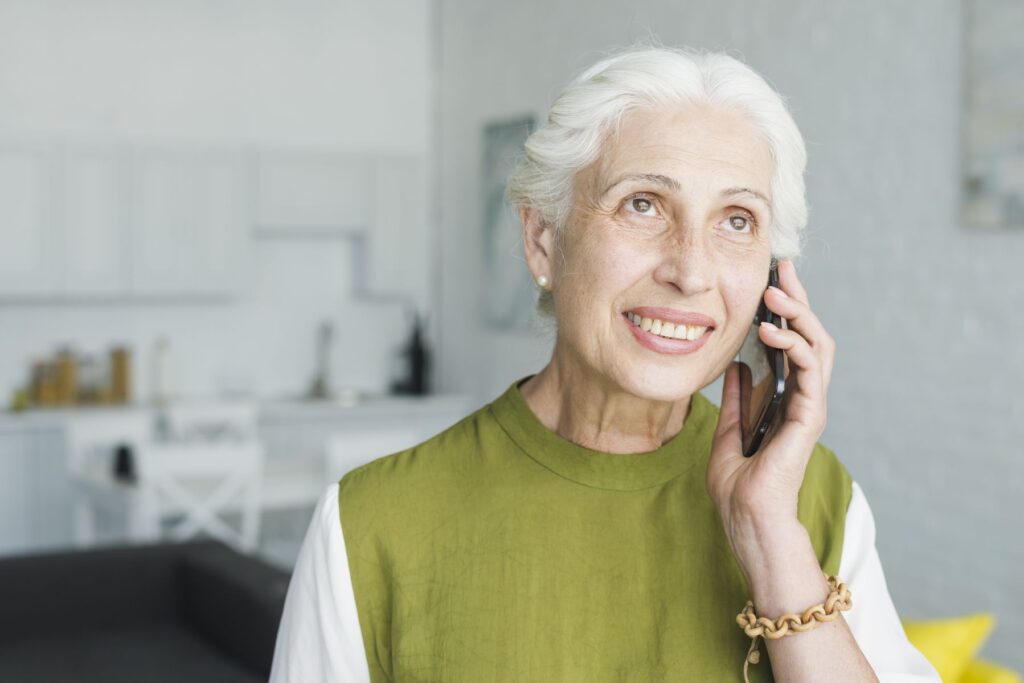 femme senior au téléphone avec ses proches