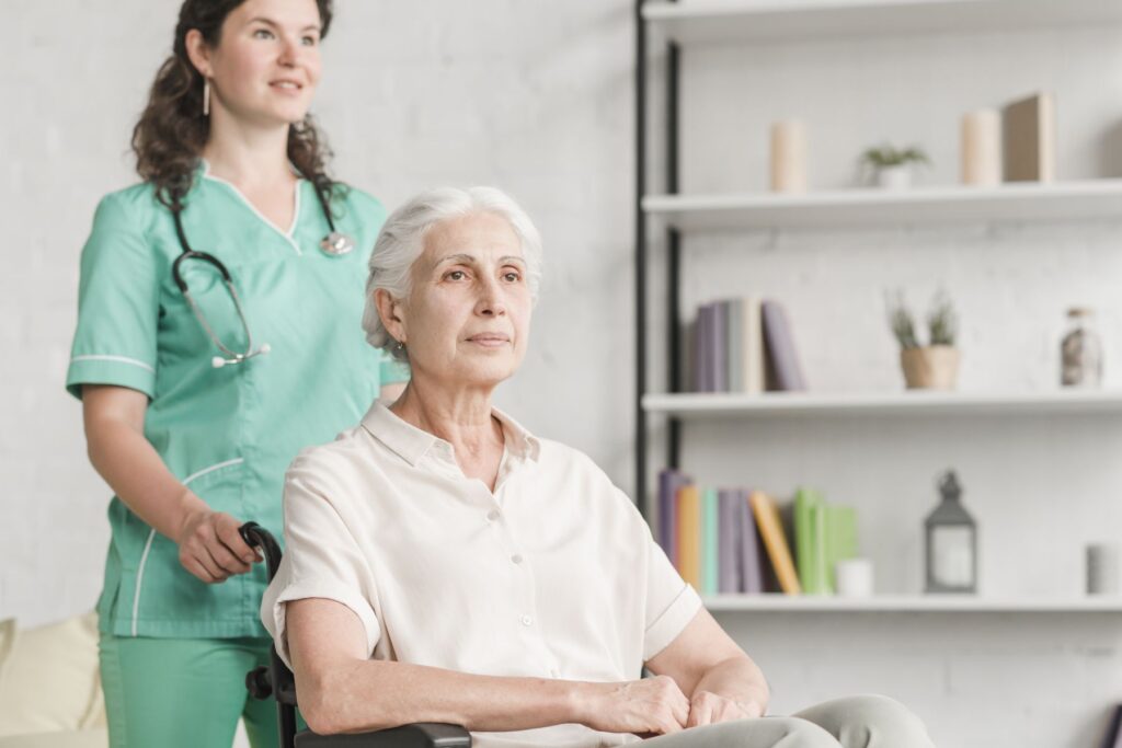 femme senior en EHPAD avec une assistante de vie