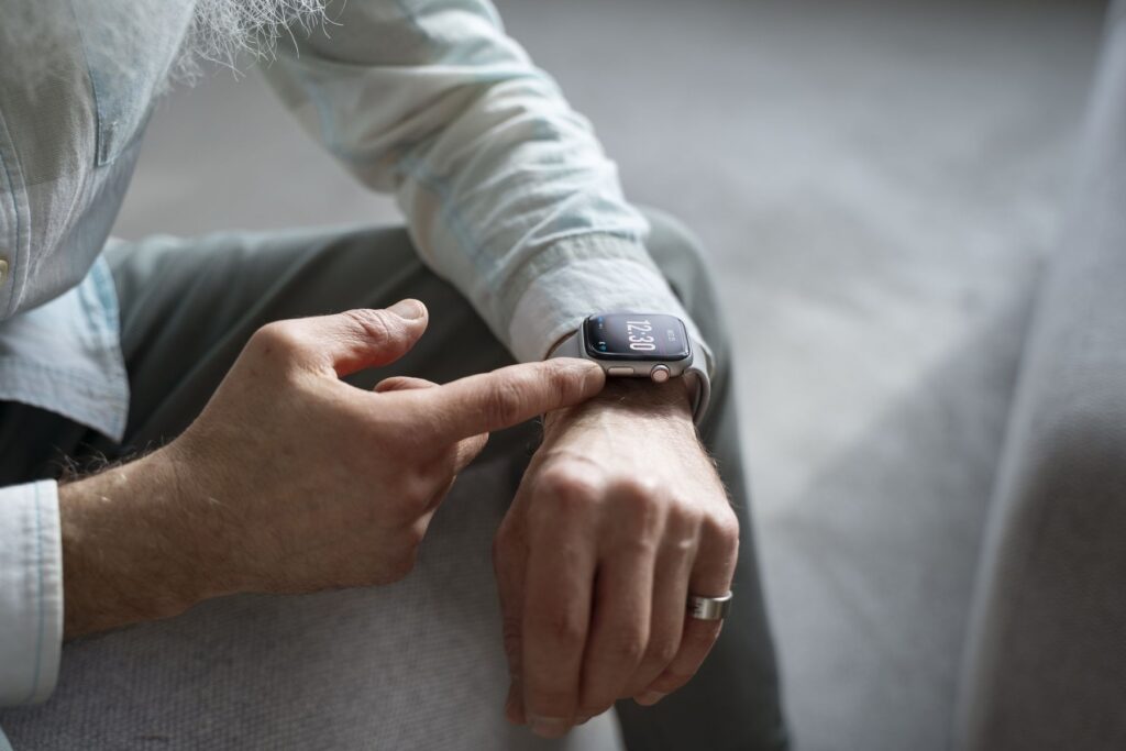 homme senior utilisant une montre connectée pour structurer sa journée