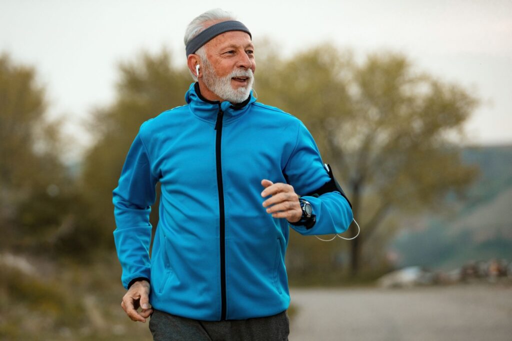 homme senior pratiquant une activité physique régulière pour maintenir sa mémoire