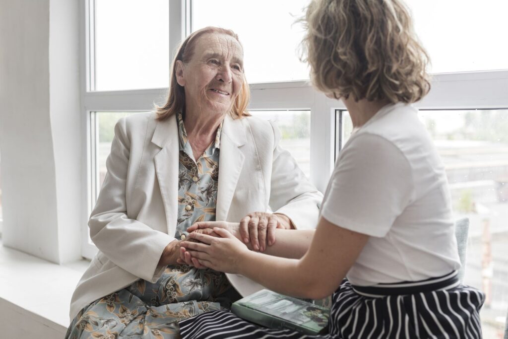 senior recevant la visite de ses proches en EHPAD