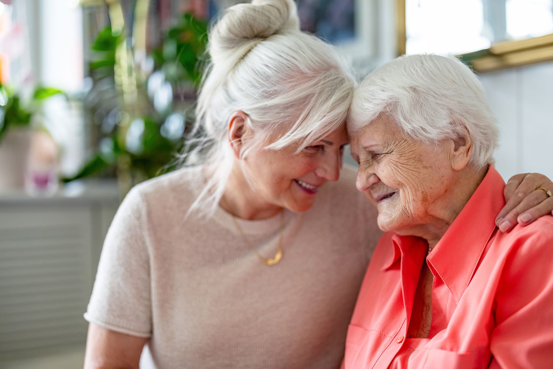 mère et fille en maison de retraite