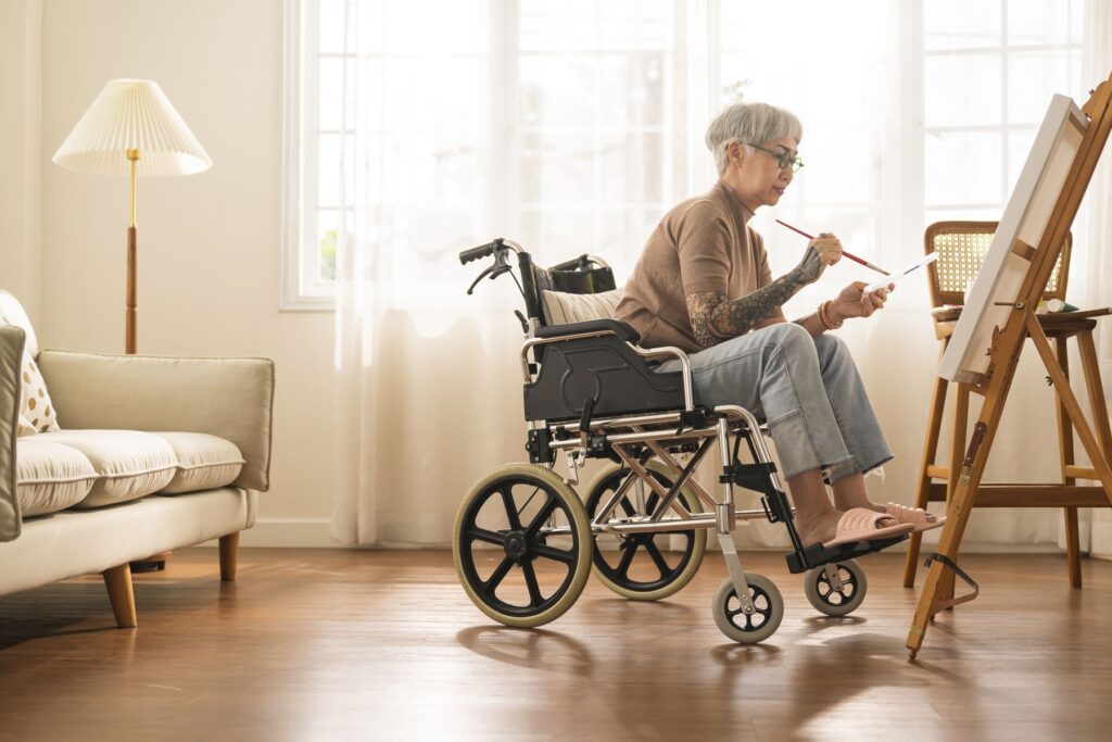 personne âgée bénéficiaire de l'APA à domicile