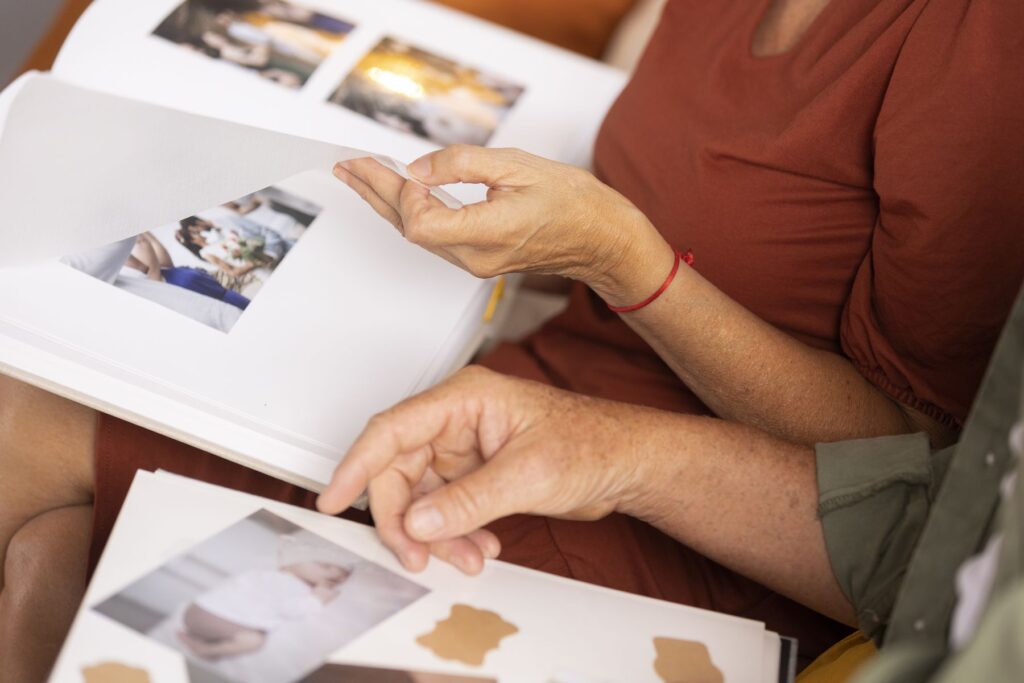 personne âgée réalisant un album photos à emporter en EHPAD