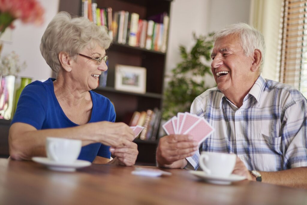 personne âgée jouant aux cartes en maison de retraite