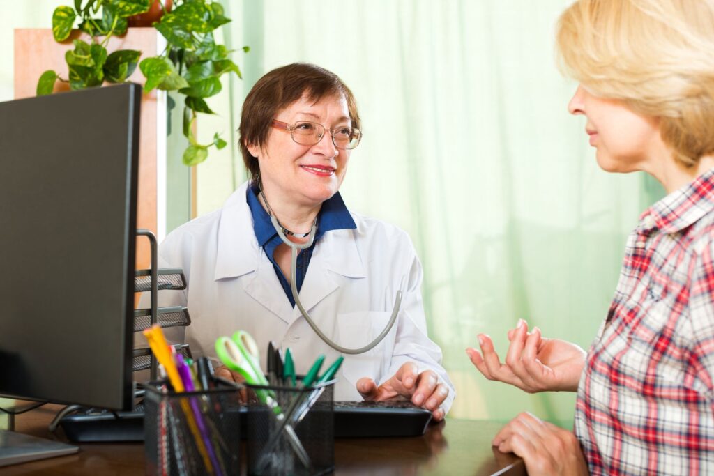 personne âgée suivant une évaluation médicale avant l'entrée en unité de soins spécialisés