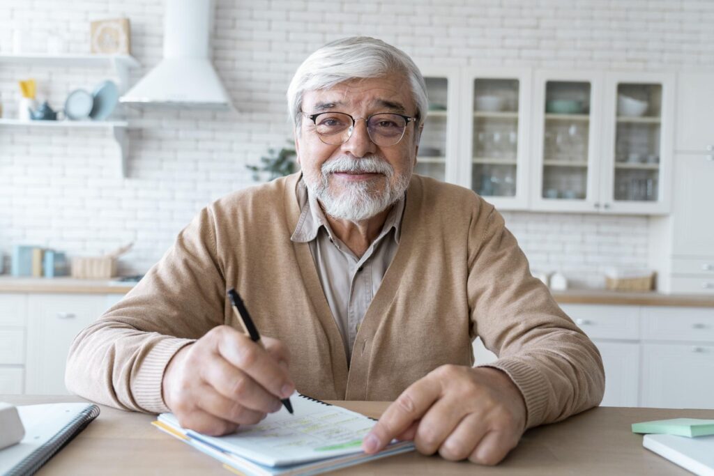 personne âgée informant la banque de sa nouvelle adresse