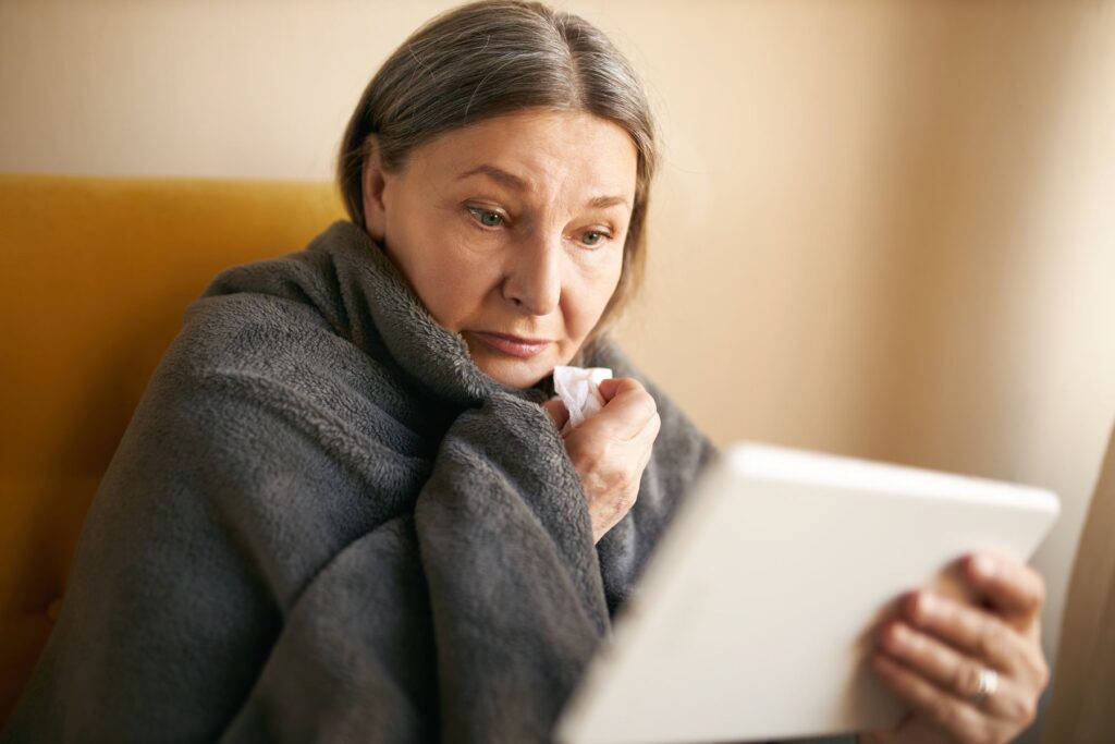 femme senior habillée chaudement en hiver