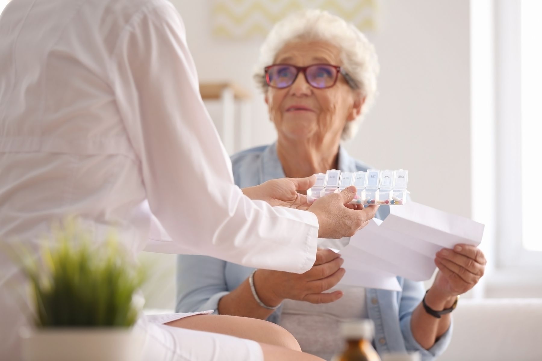 Les seniors et le froid : faut-il ajuster leur médication en hiver ?