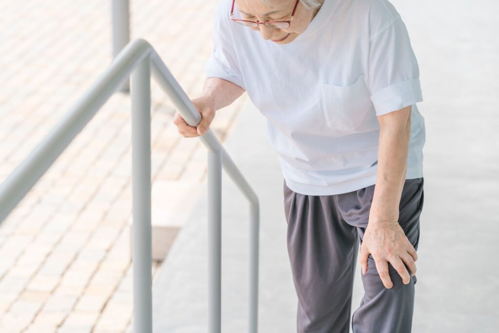 Exemple de symptome pouvant résulter d'une créatinine basse comme la faiblesse musculaire chez les plus de 50 ans.