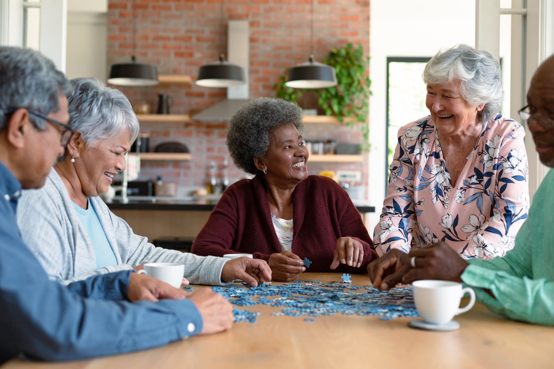 12 solutions pour maintenir une vie sociale active après 65 ans