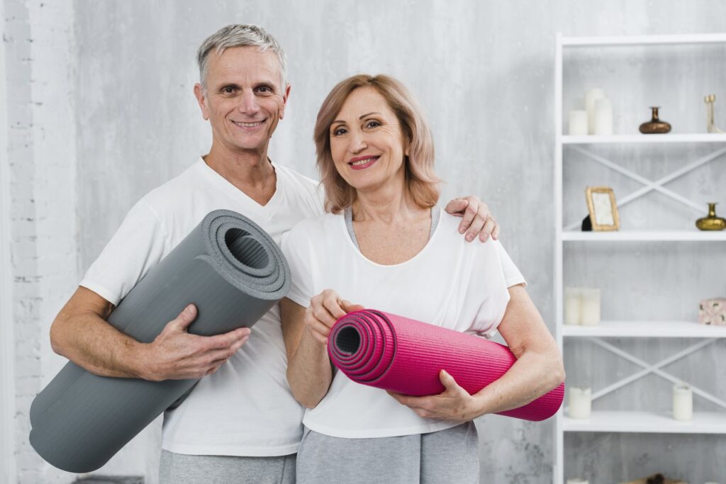 couple de seniors pratiquant le yoga