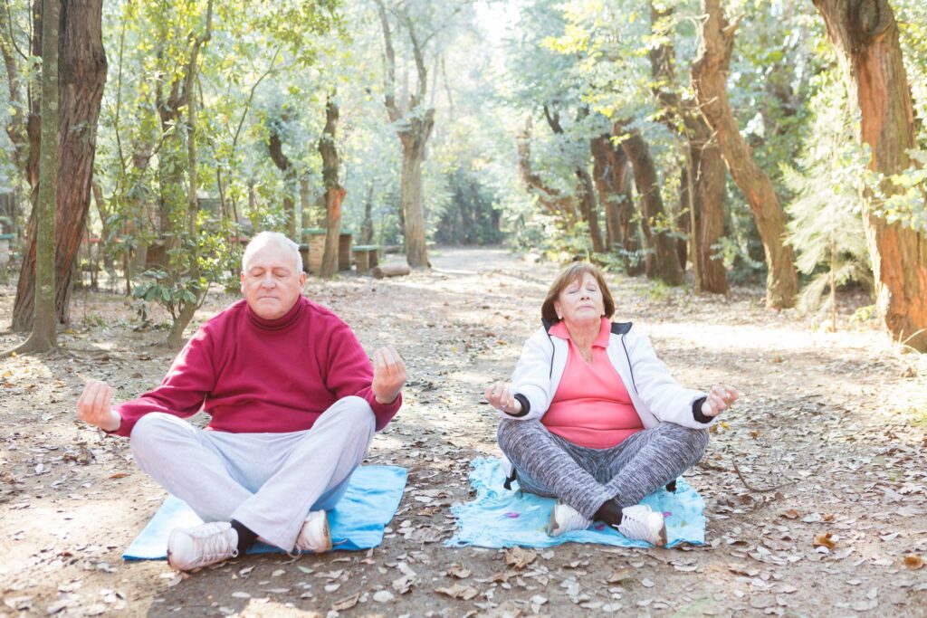 couple de seniors pratiquant la méditation