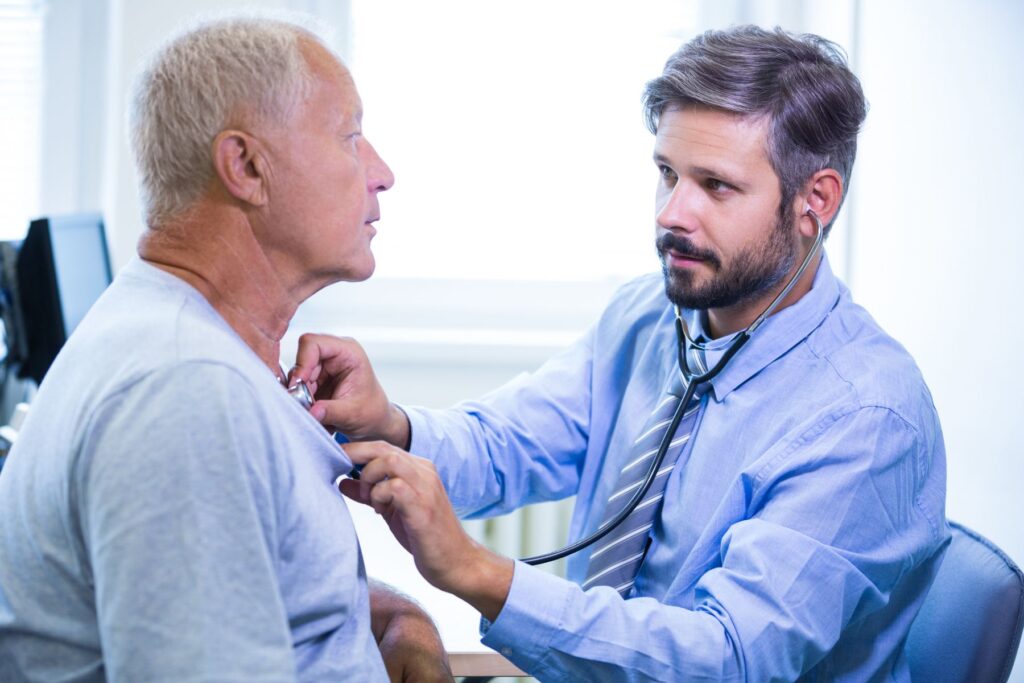 personne âgée atteinte d'incontinence urinaire discutant avec un médecin d'un traitement