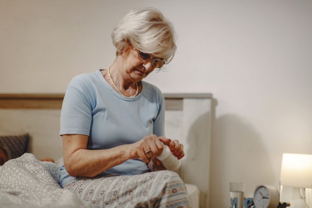 femme senior prenant des médicaments pour la tension