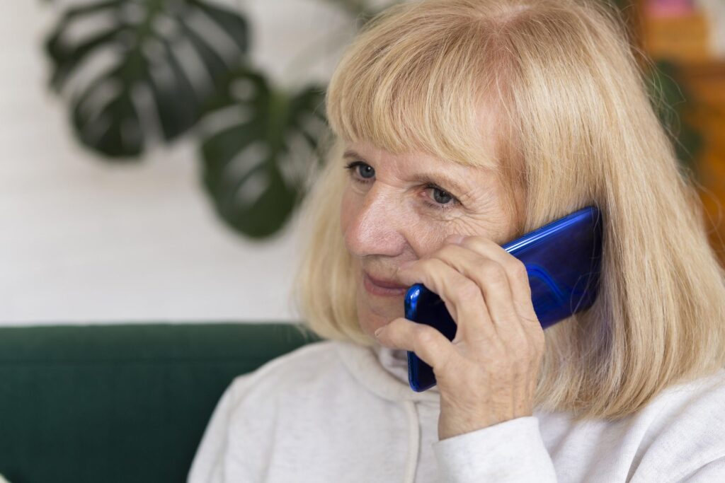 personne âgée au téléphone avec un conseiller de Cap Retraite