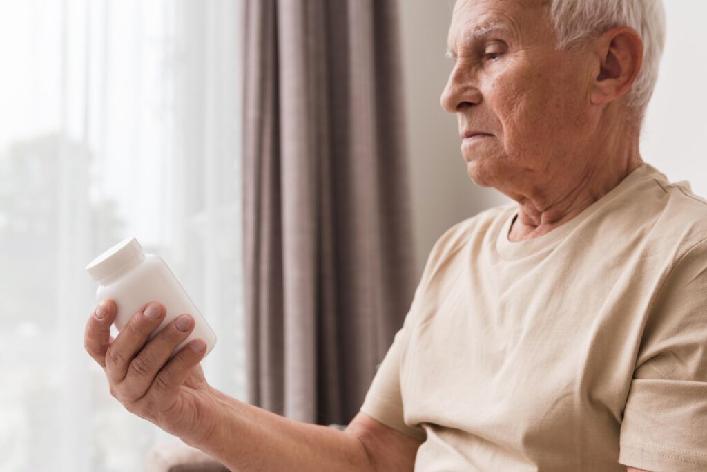 senior confus dans la prise de ses médicaments