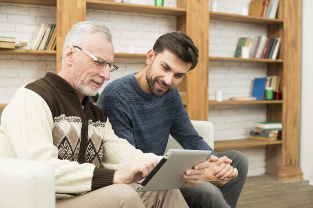 senior utilisant une tablette pour communiquer avec ses proches