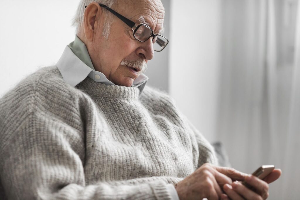 senior avec un téléphone à grosses touches