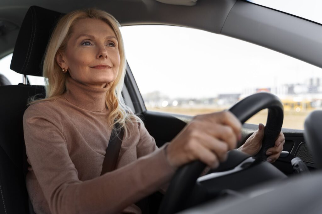 personne âgée conduisant