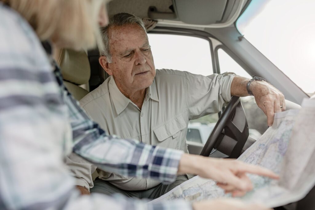 personnes âgées planifiant leur trajet en voiture