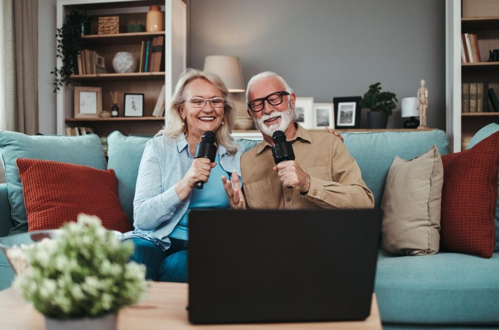 chanter est une des activités hivernales pour senior
